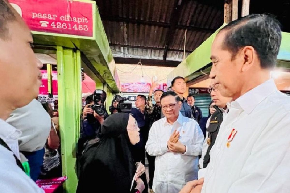 Ke Pasar Cihapit, Presiden Jokowi dapat sekelumit kisah Warung Bu Eha