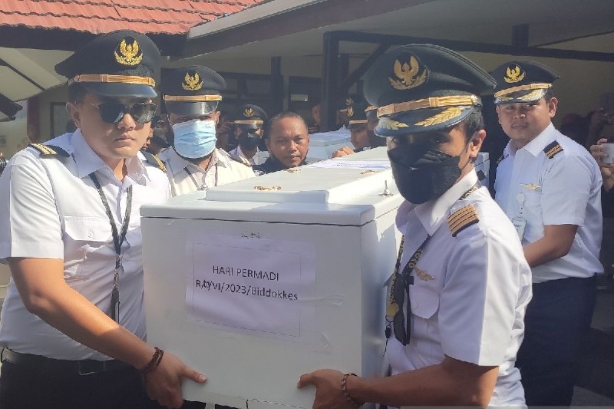 Tim DVI Polda Papua serahkan enam jenazah keluarga korban pesawat PK-SMW