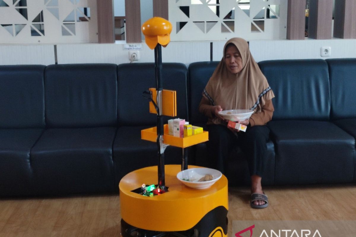 Robot pengantar obat-makanan bagi lansia diciptakan mahasiswa Ubaya