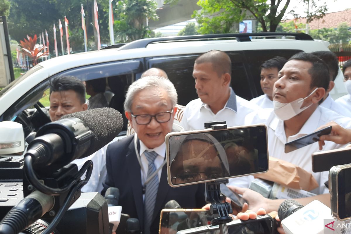 Pengacara Irwan Hermawan penuhi panggilan Kejagung sambil bawa uang Rp27 miliar