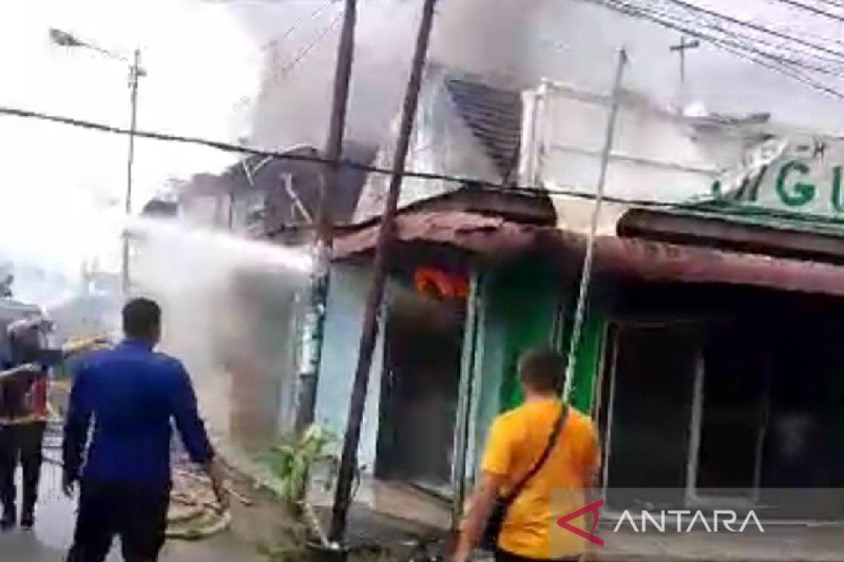 Apotek Bangun terbakar, enam unit Damkar Tanjung Balai dikerahkan