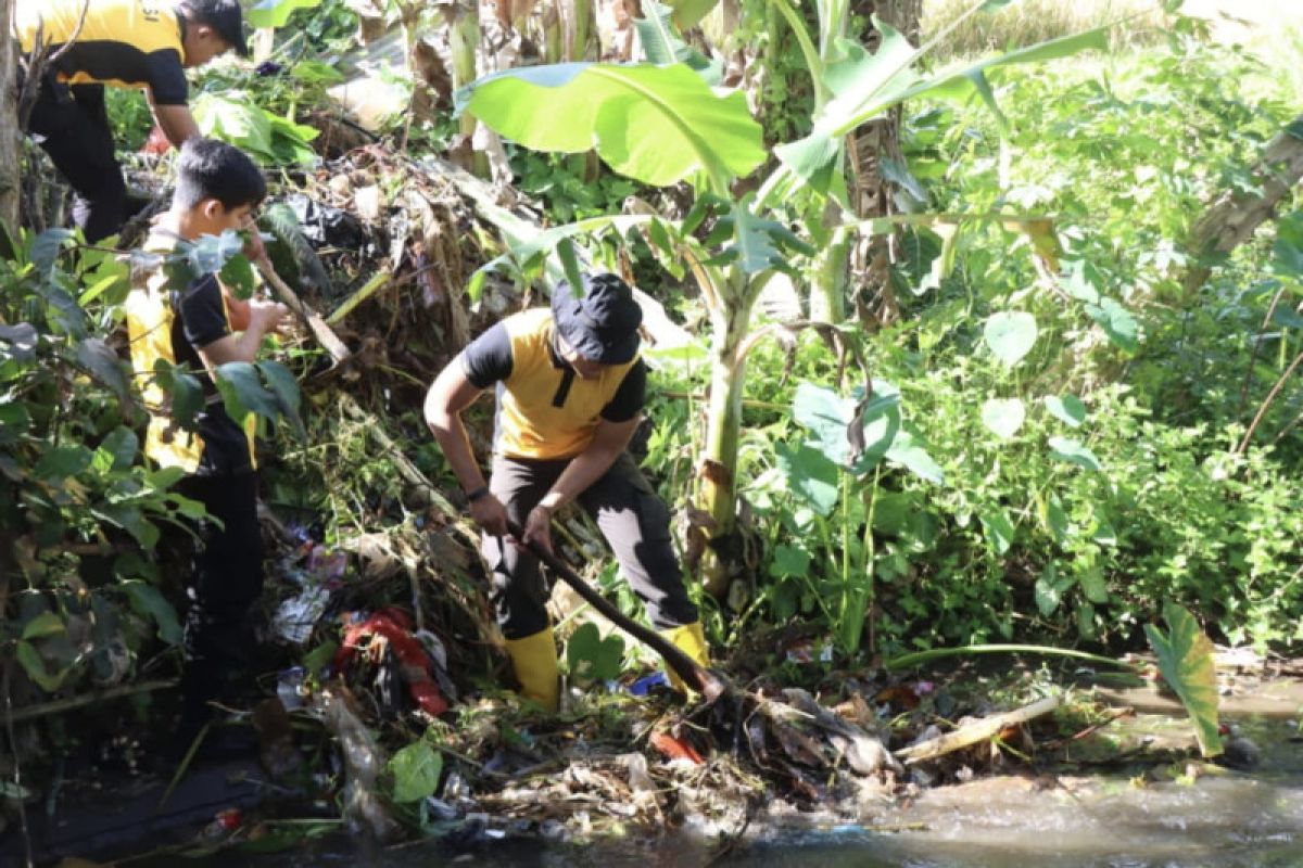 Polres Malang gelar aksi peduli lingkungan bersihkan bantaran sungai