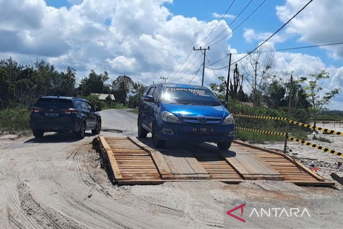 Pemkab Gunung Mas pasang titian kayu di Jalan Mangkurambang