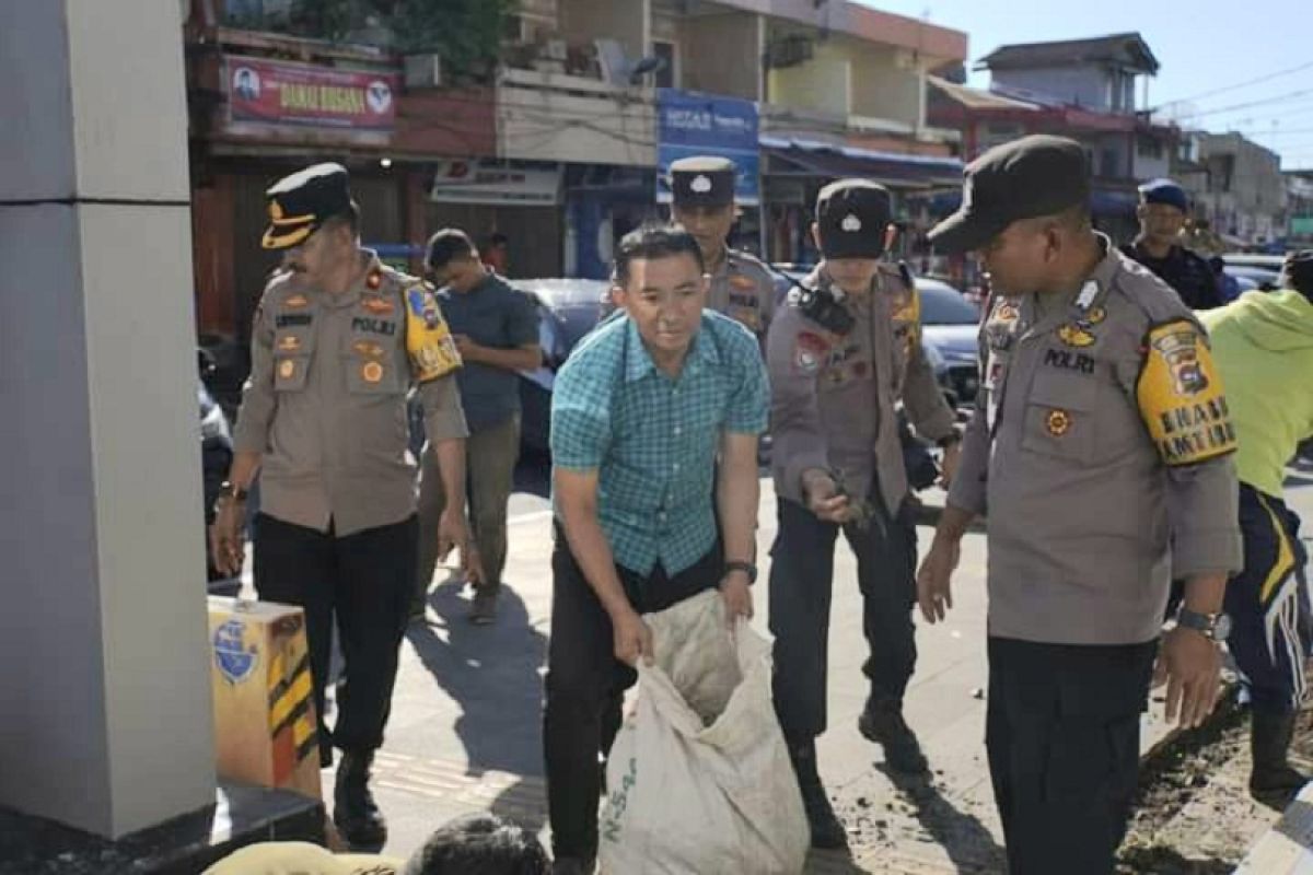 Polres Padang Panjang  gelar aksi peduli bersihkan Pasar Pusat