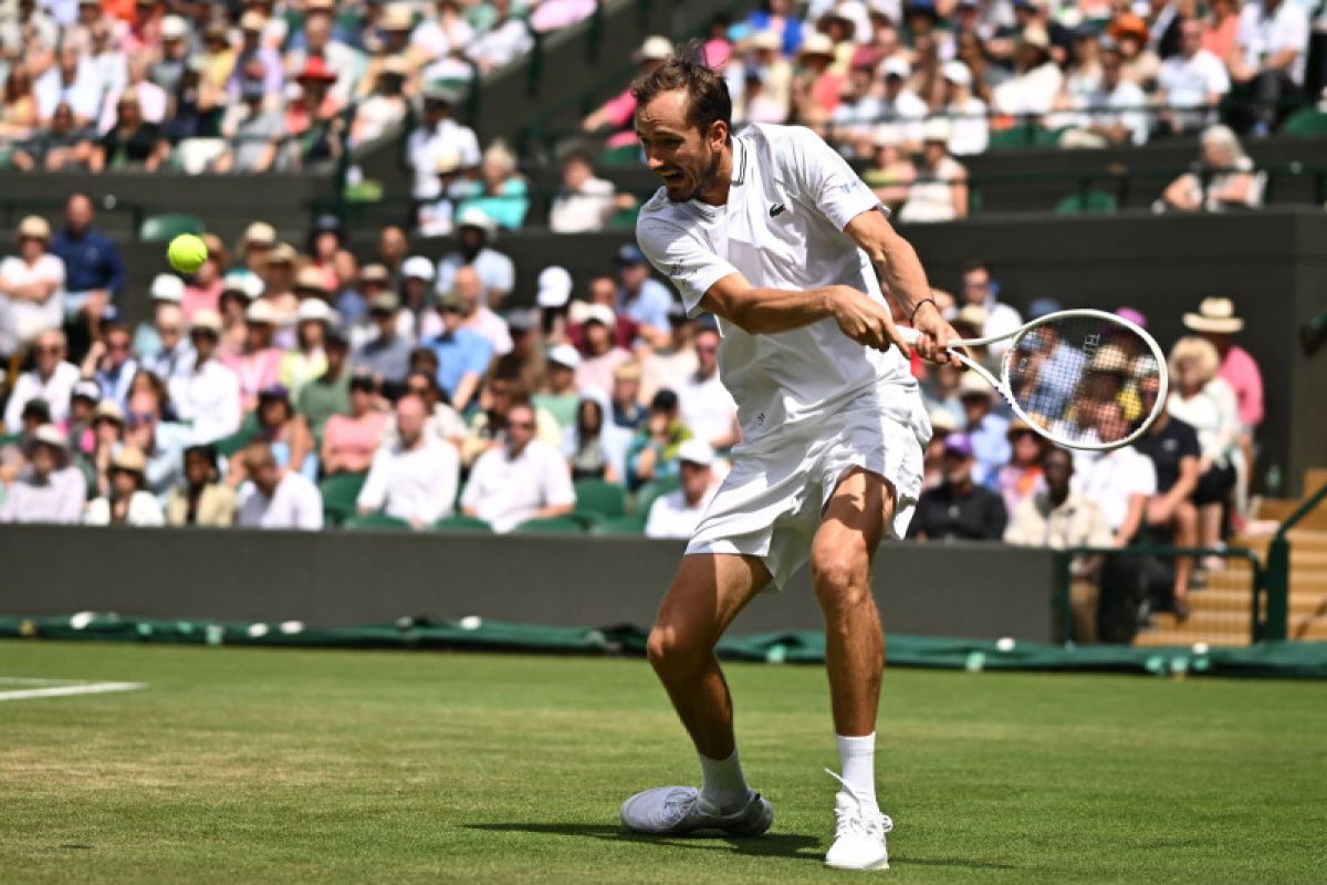 Medvedev waspadai "satu pukulan brutal" Alcaraz di semifinal Wimbledon