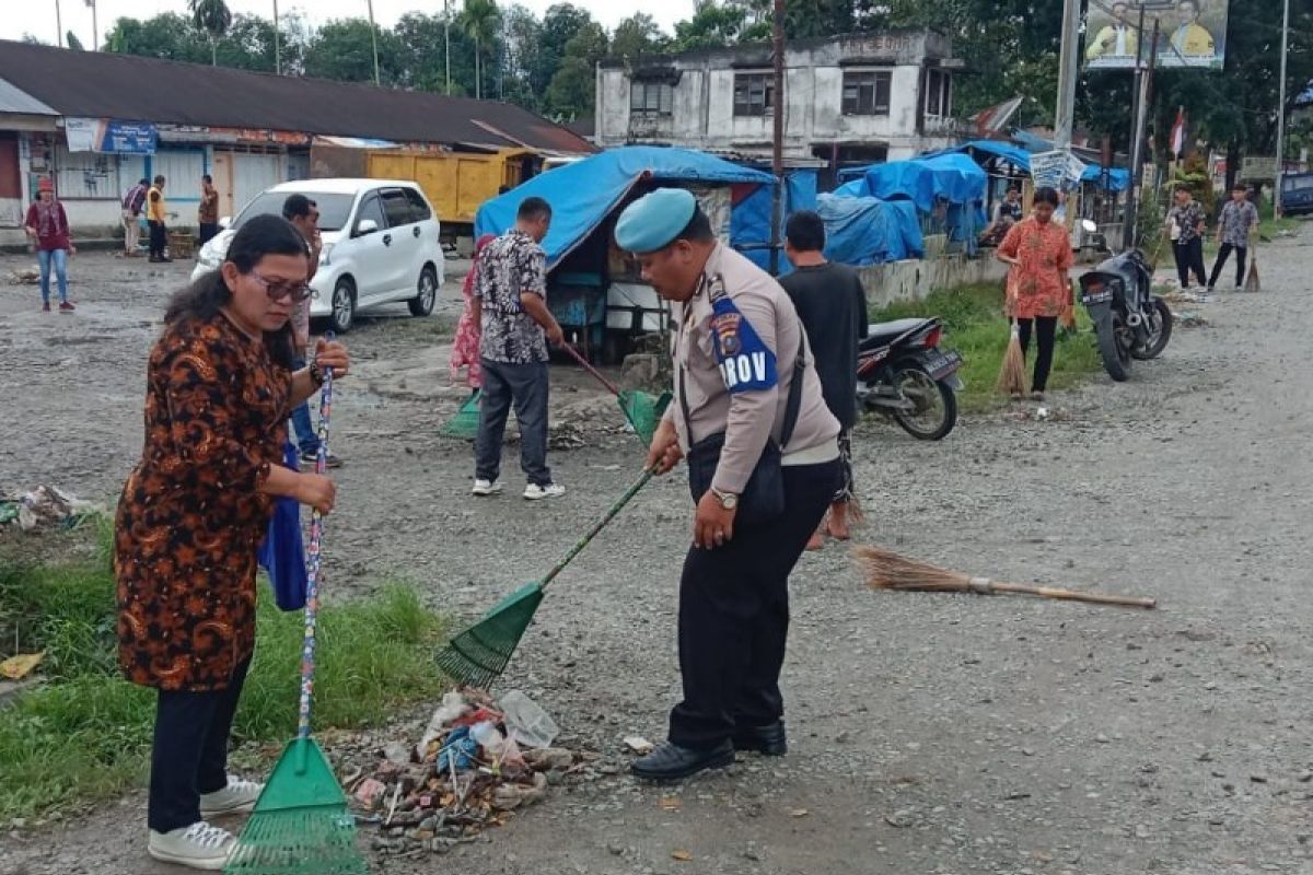 Polres Simalungun gotong royong bersihkan pajak tradisional Raya
