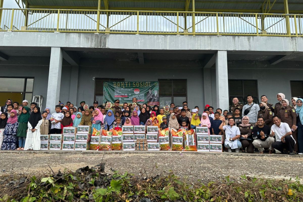 Ratusan anak yatim di Kecamatan Haruai terima paket sembako gratis