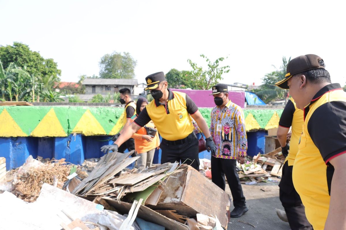 Polres Jakbar gandeng influencer dalam aksi bersih-bersih Pasar Pesing