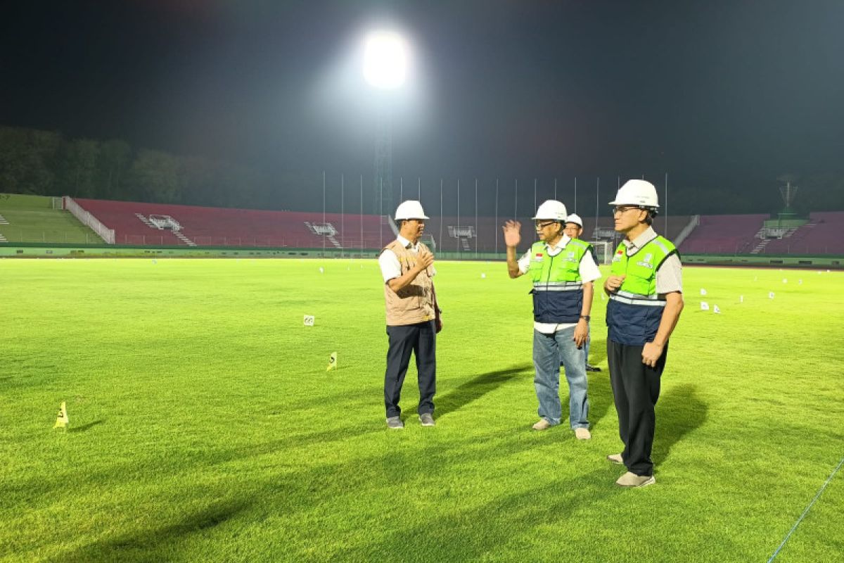 Menjelang  Porprov Jatim, lampu Stadion Gelora Delta diganti
