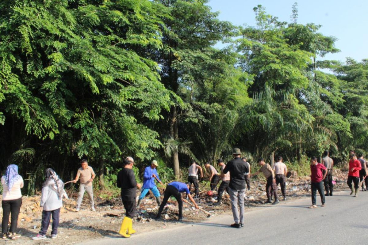 Polisi dan masyarakat kompak bersihkan sampah di Pekanbaru
