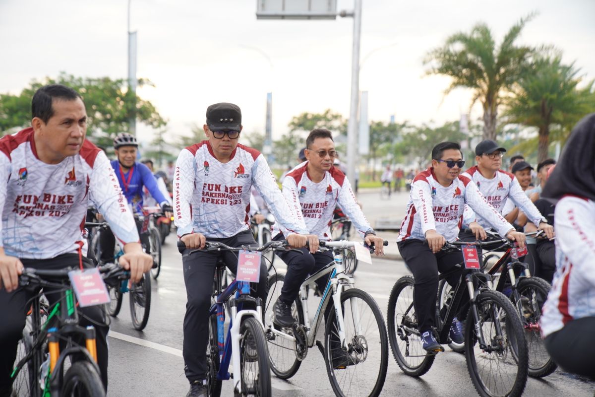 Edi Kamtono beserta wali kota seluruh Indonesia bersepeda mengitari Kota Makassar