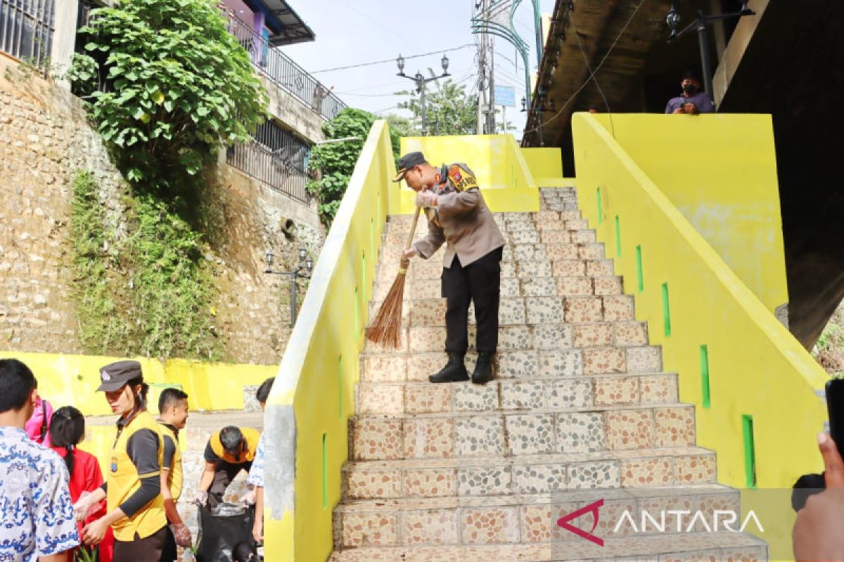 Polres turut bersihkan sampah di Padangsidimpuan