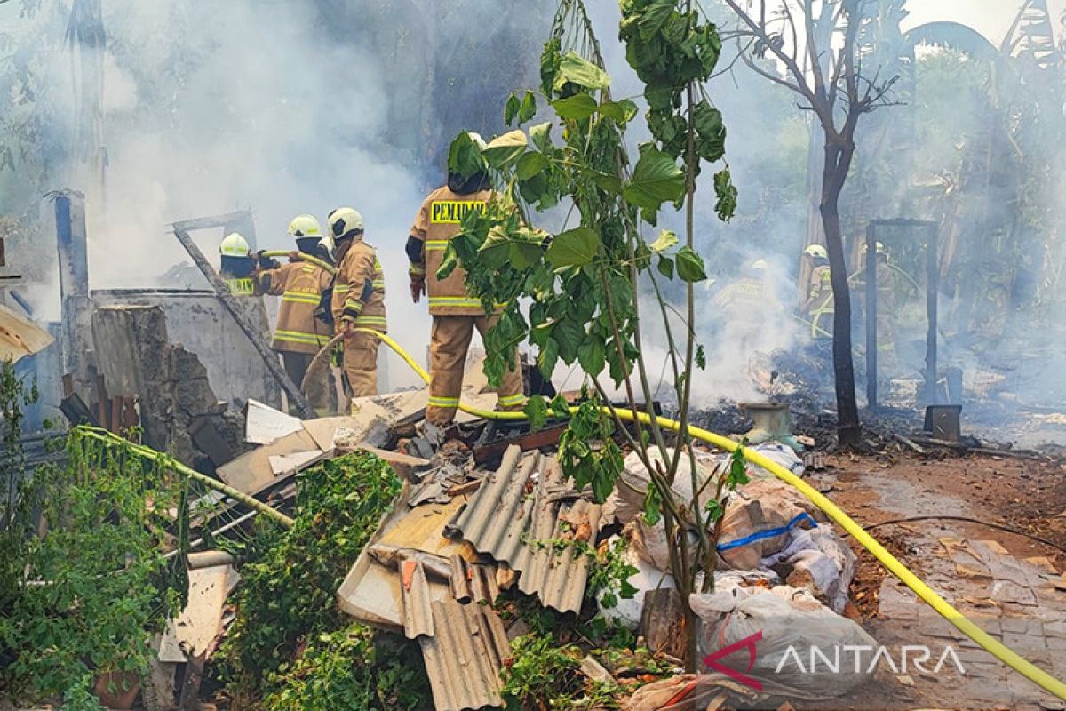 Tiga rumah bedeng di Pulogebang ludes terbakar