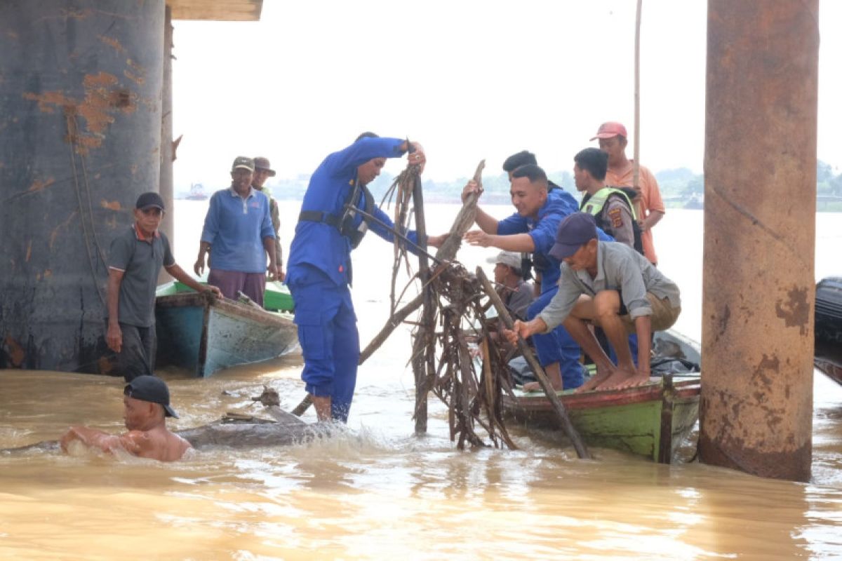 Ratusan personel Polda Jambi bersih-bersih Sungai Batanghari
