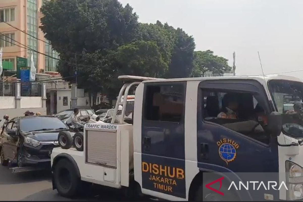 Petugas gabungan tertibkan parkir liar di depan Mapolrestro Jaktim
