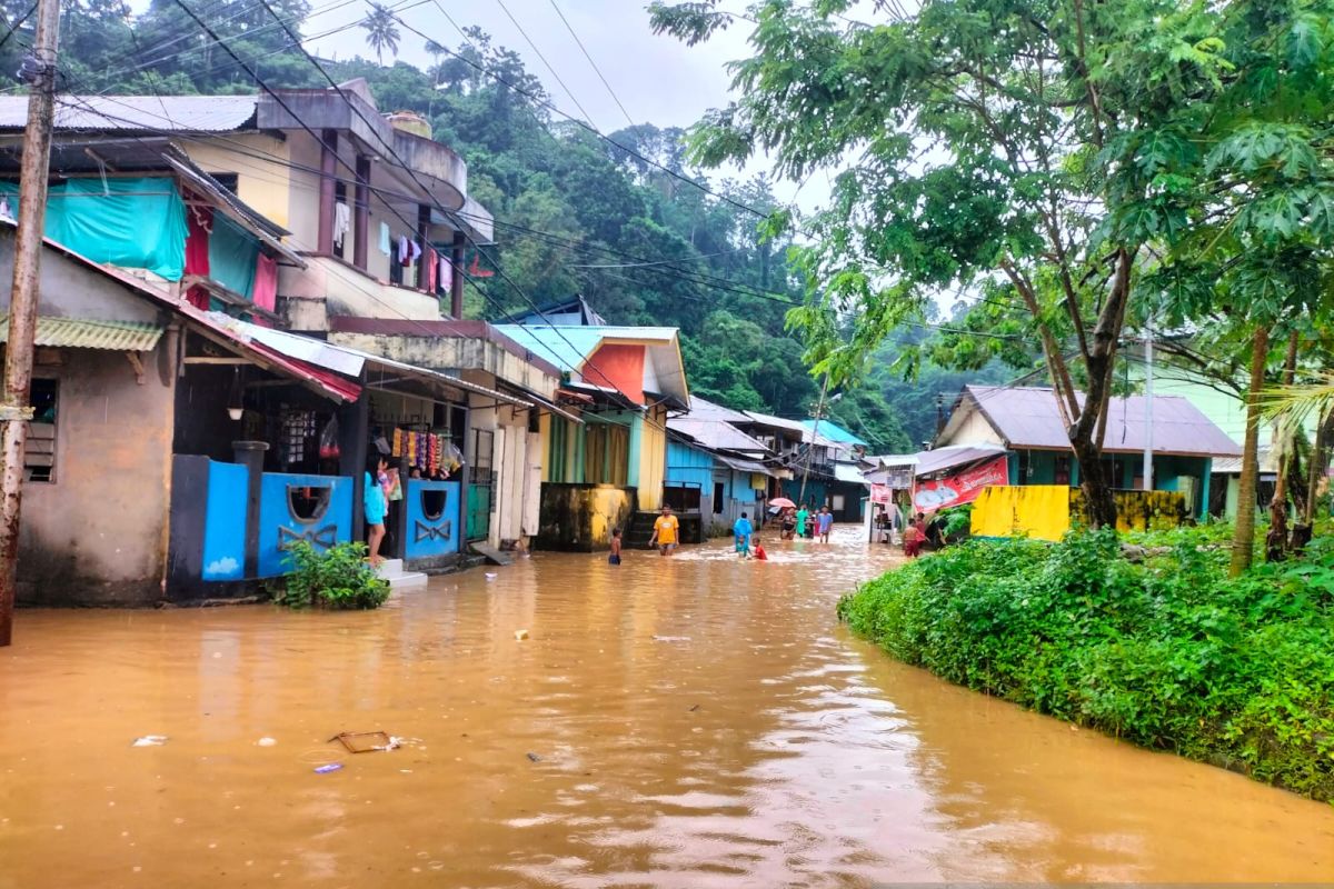 TNI tangani warga terdampak banjir dan longsor di Ambon