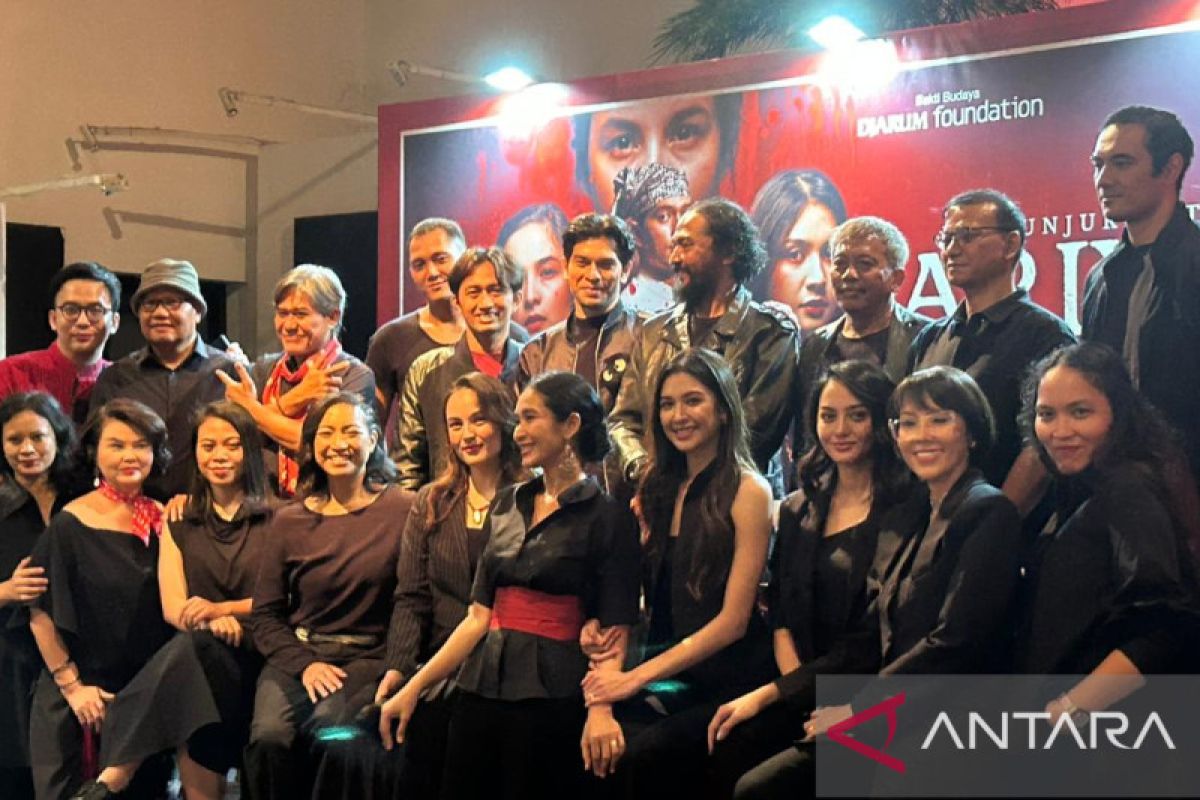 Happy Salma produseri pertunjukan teater "Ariyah Dari Jembatan Ancol"