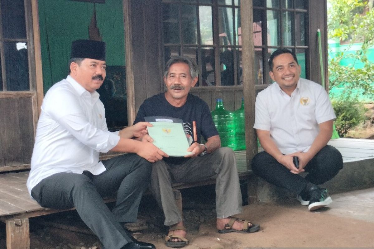 Menteri ATR/BPN serahkan 15 sertifikat tanah ke masyarakat di Kalsel