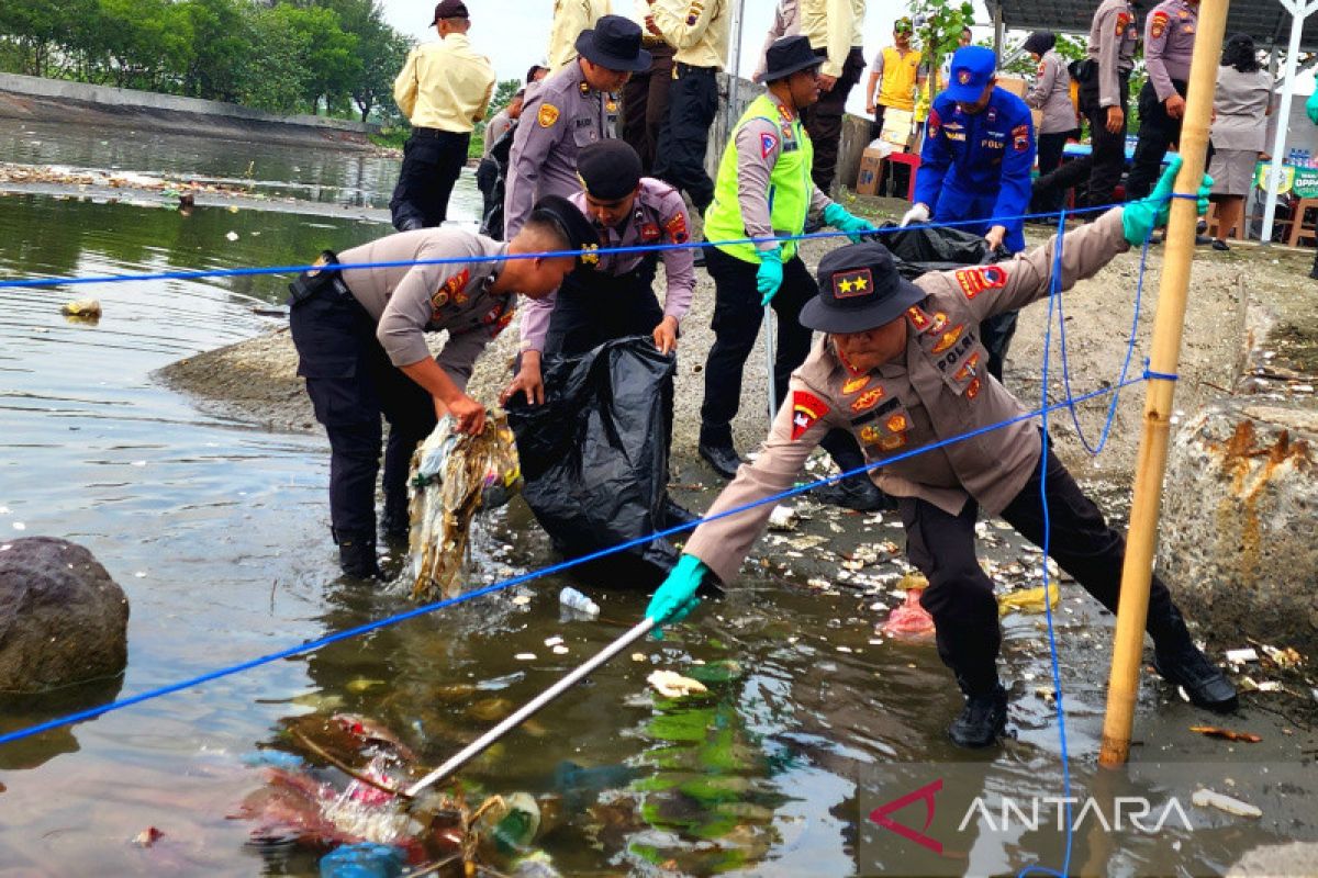 Personel Polda Jateng bersihkan kawasan Pantai Tirang