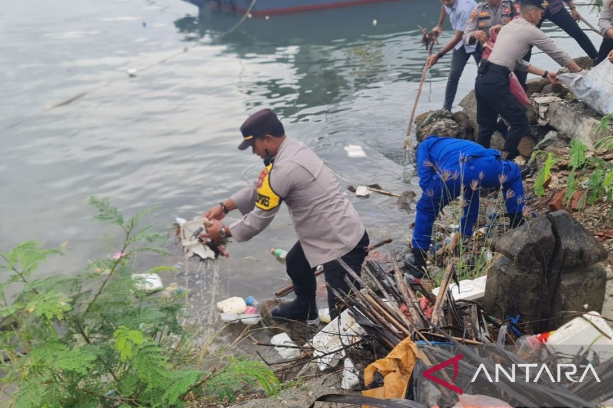 Polres Kolaka kerahkan personel untuk membersihkan sampah di pesisir