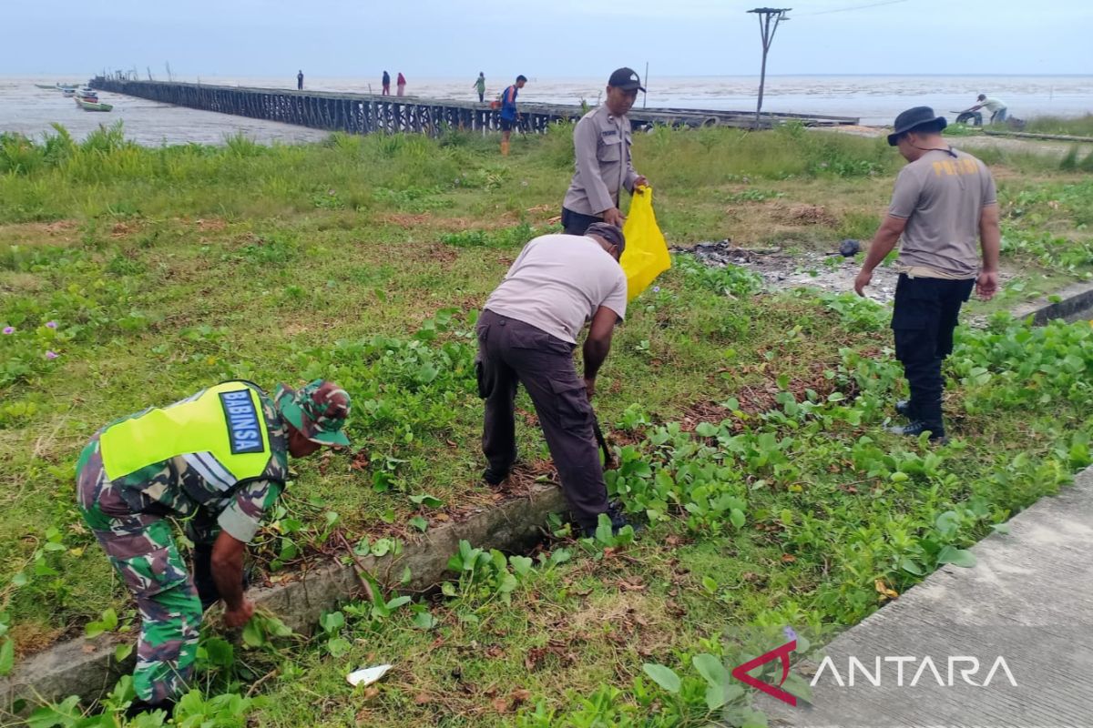 Polres ajak warga peduli lingkungan terjunkan personel  bersihkan fasum