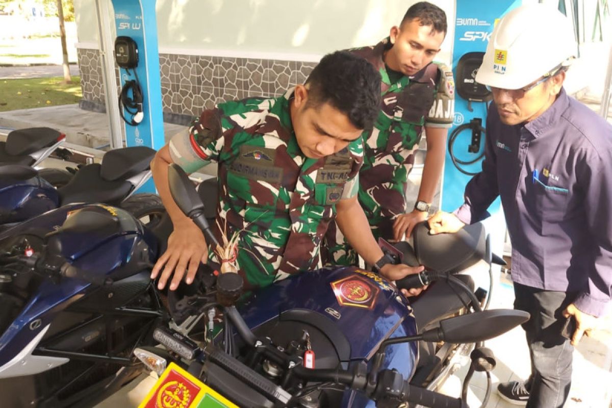 PLN pasang pengisian baterai di Yonif Raider 900/SBW Tuban