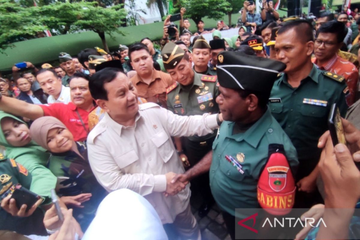 Menhan Prabowo meninjau penyerahan bantuan 1.415 motor trail di Makassar
