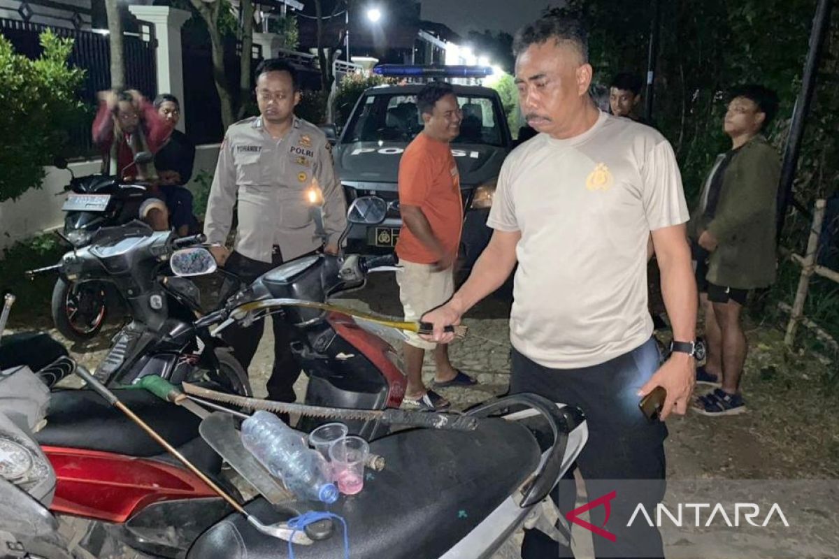 Polisi temukan celurit hingga pedang saat gelar patroli malam di Cibinong