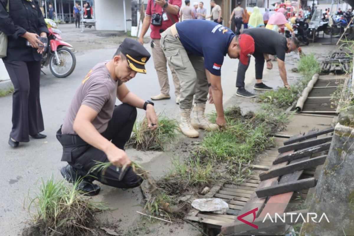 Kapolres Balangan pimpin langsung pembersihan areal Pasar Paringin