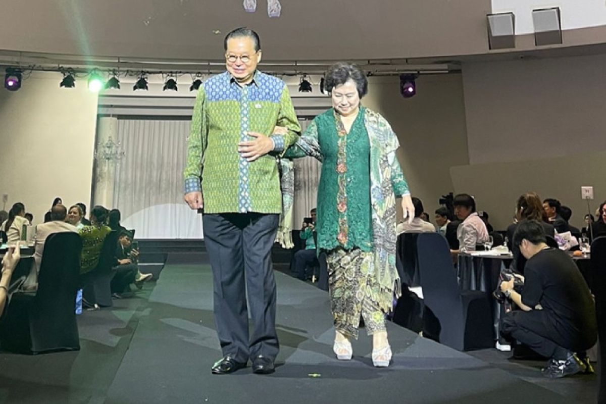 Indonesian envoy showcases batik at Seoul fashion show