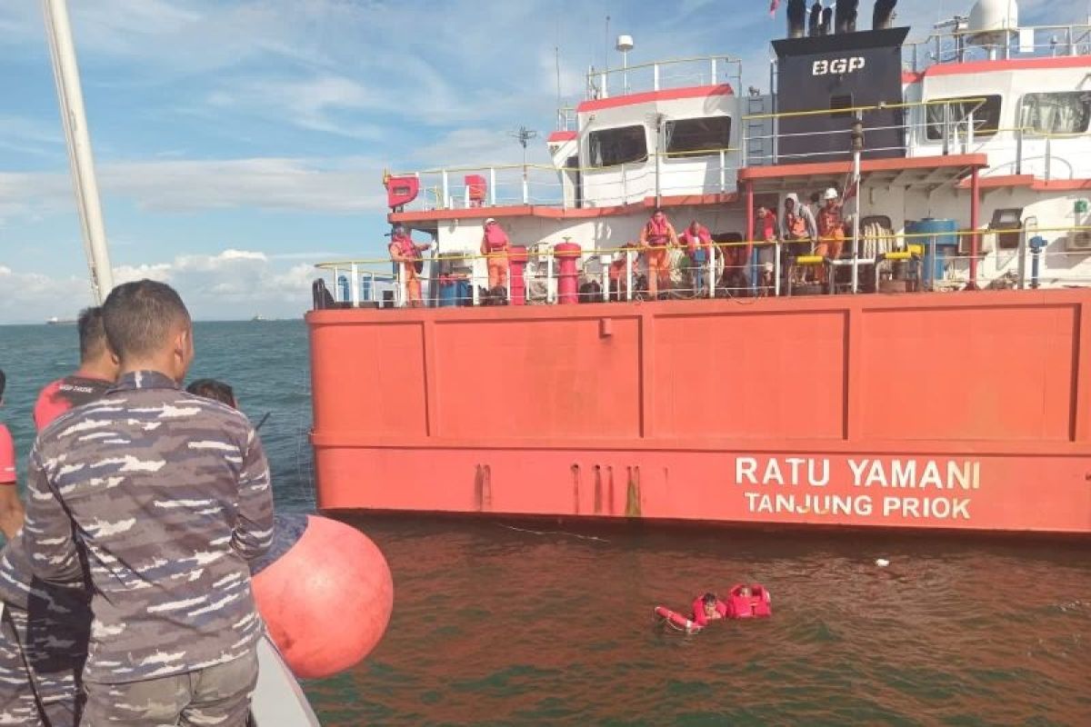 KRI Escolar lakukan evakuasi kru kapal pembawa BBM di Laut Tabaneo Kalsel