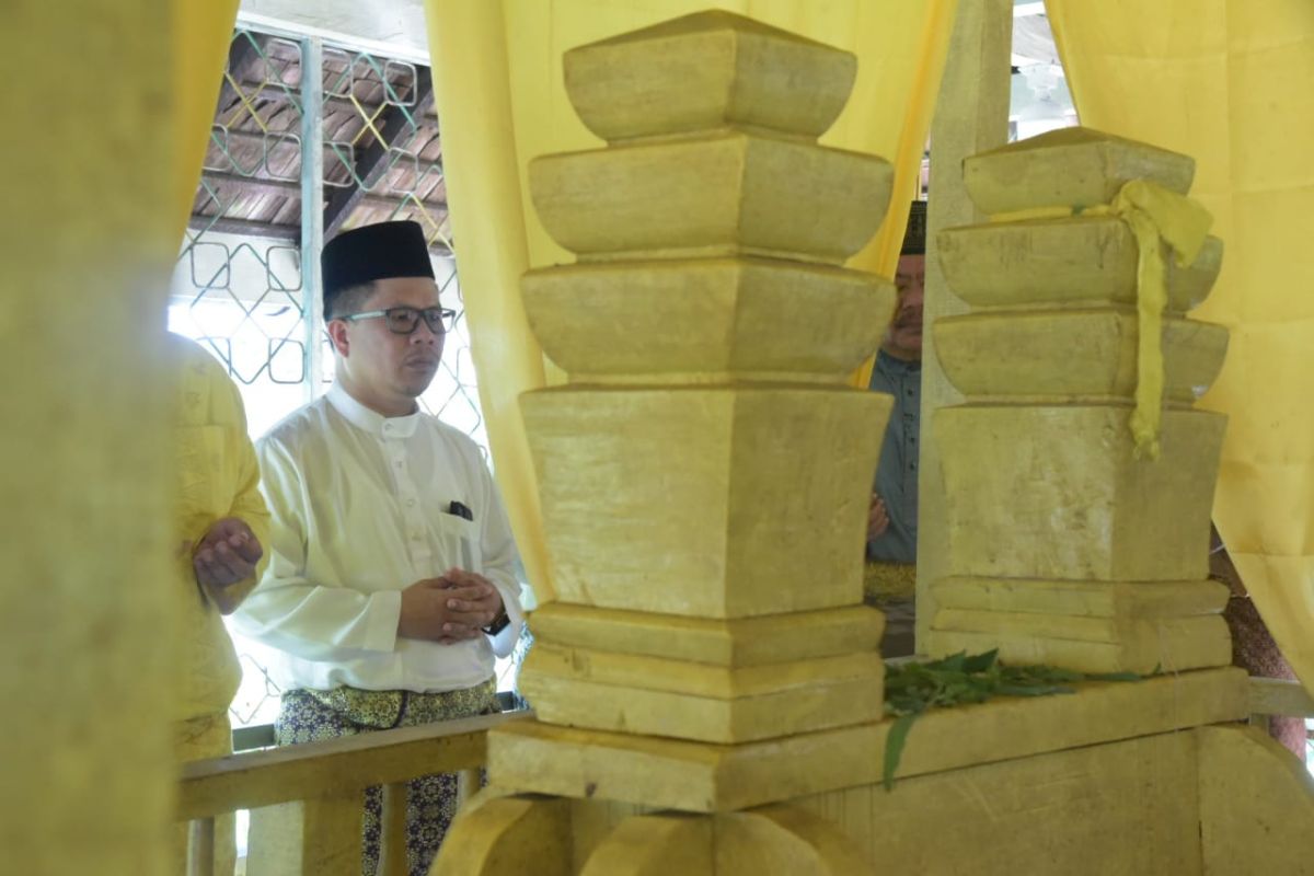 Satono ziarah ke makam Sultan terkait HUT Ke-329 Kota Sambas