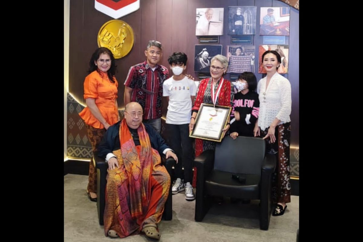 Nenek 71 tahun pendaki Gunung Rinjani meraih penghargaan rekor MURI
