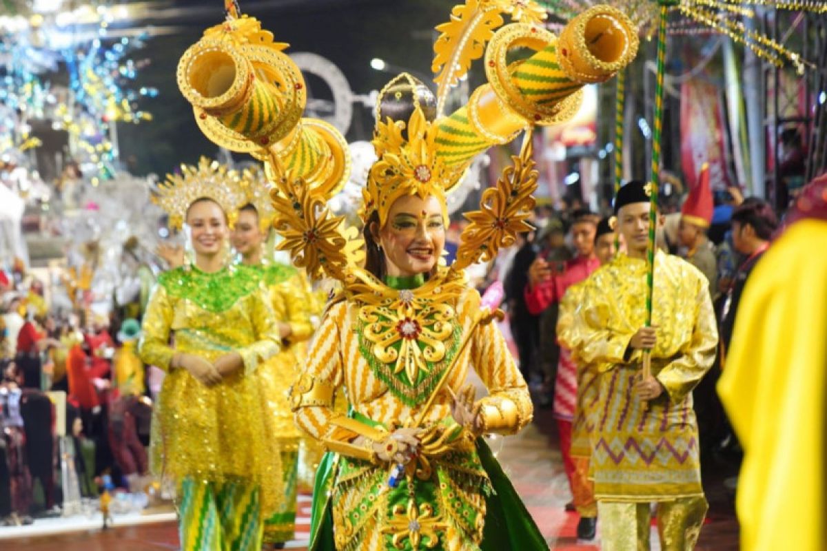 Kostum meriam karbit Pontianak pukau Warga Makassar saat karnaval