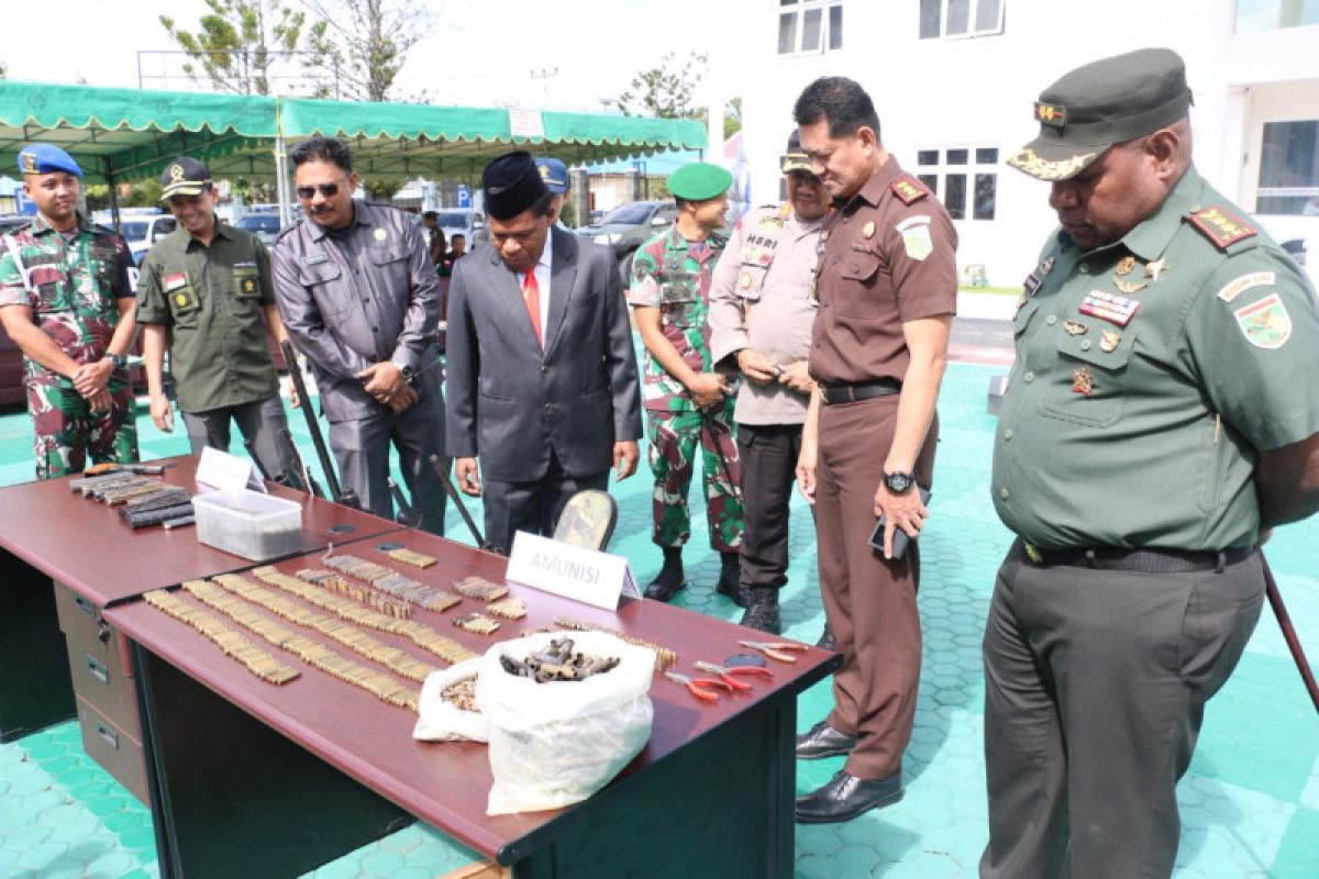 Kejari Jayawijaya musnahkan barang bukti delapan pucuk senjata api