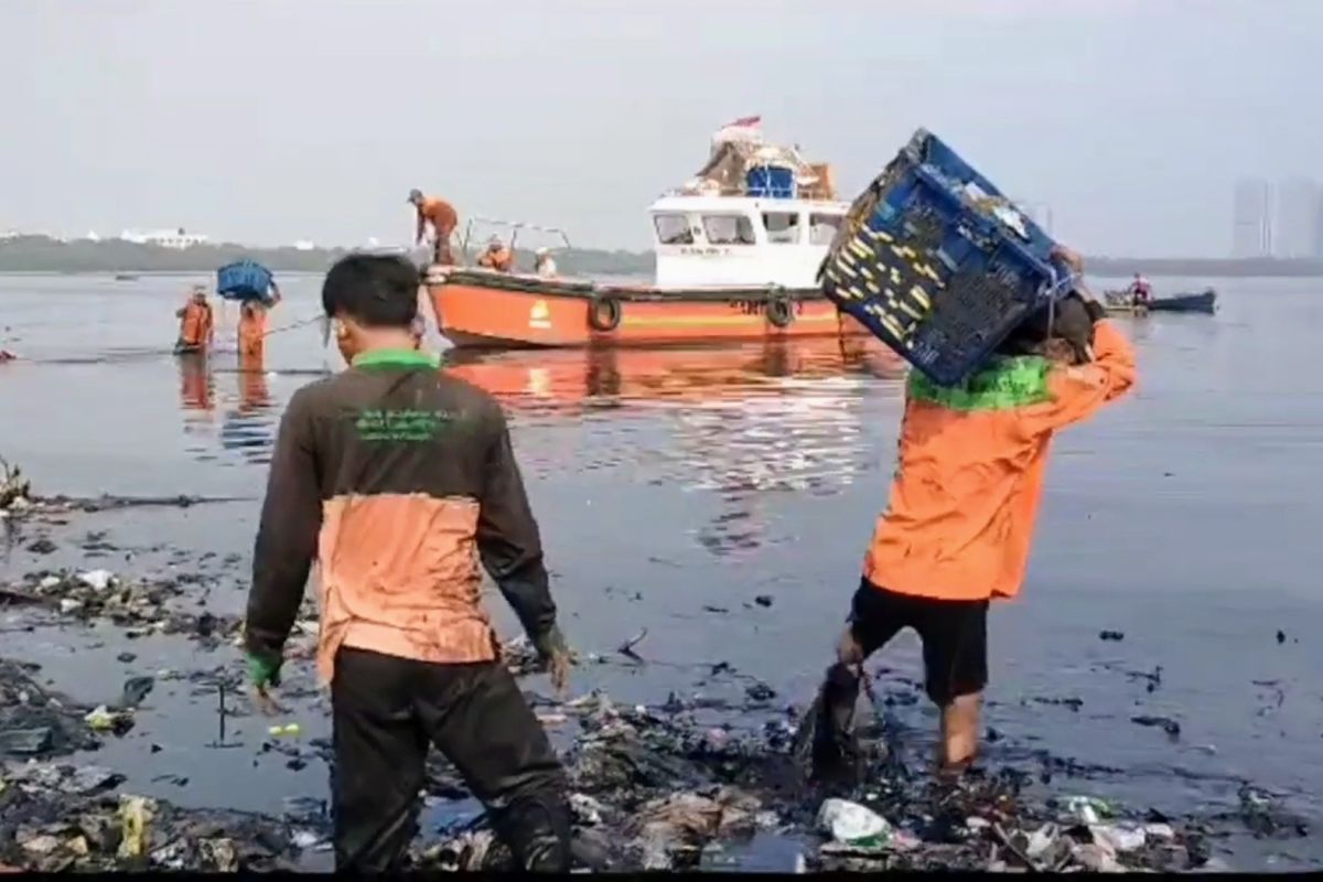 Petugas disiagakan di Pulau Untung Jawa antisipasi sampah kiriman