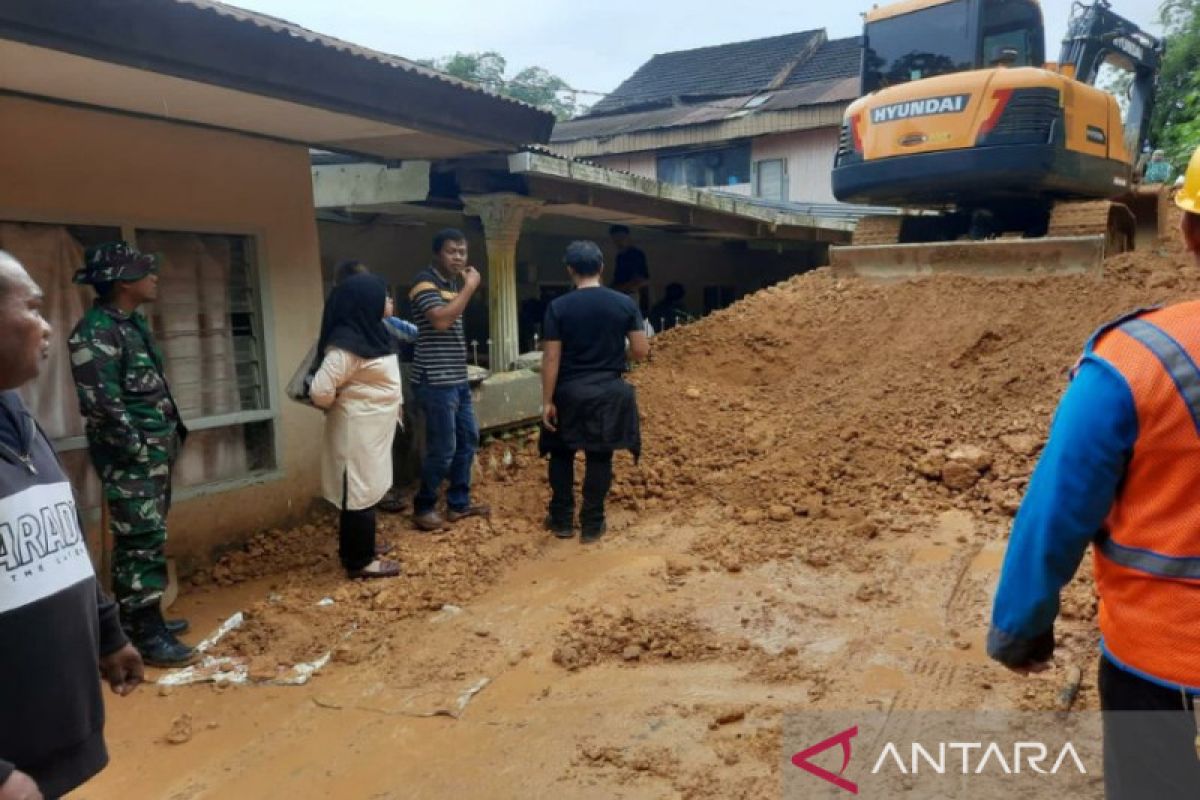 Wali Kota Kendari sebut 4 KK jadi korban tanah longsor dampak hujan deras