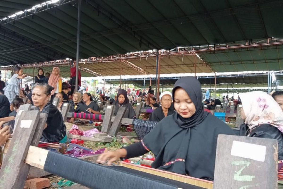 Saat ribuan warga Sukarara Lombok Tengah menenun massal