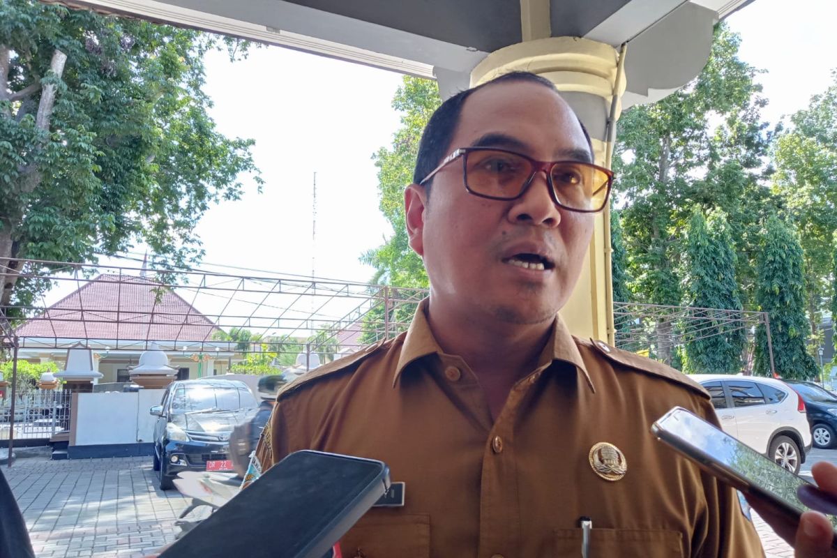 Bakesbangpol Mataram menertibkan ratusan alat peraga sosialisasi parpol