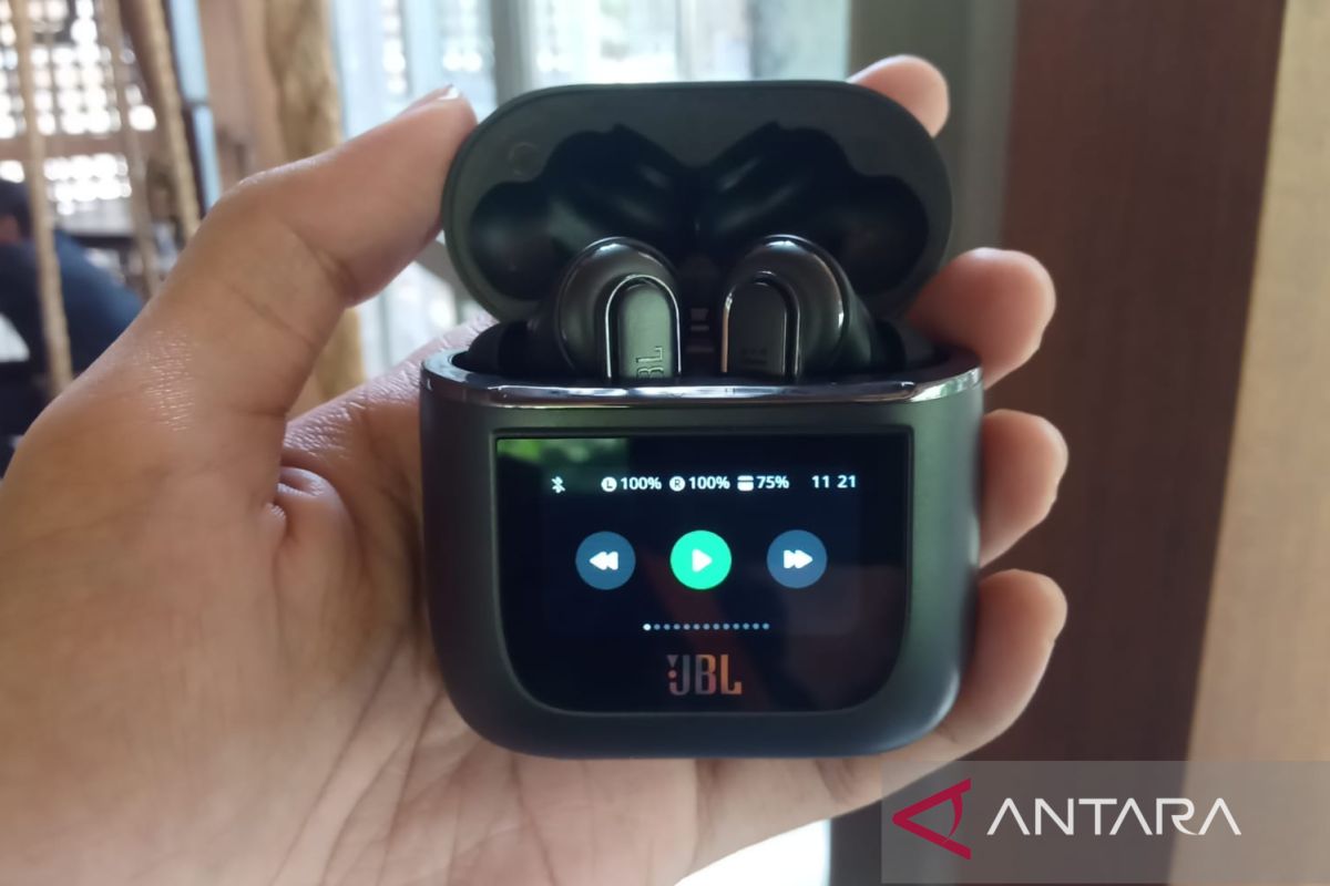 JBL perkenalkan earbuds JBL Tour PRO 2 yang dilengkapi smart case.