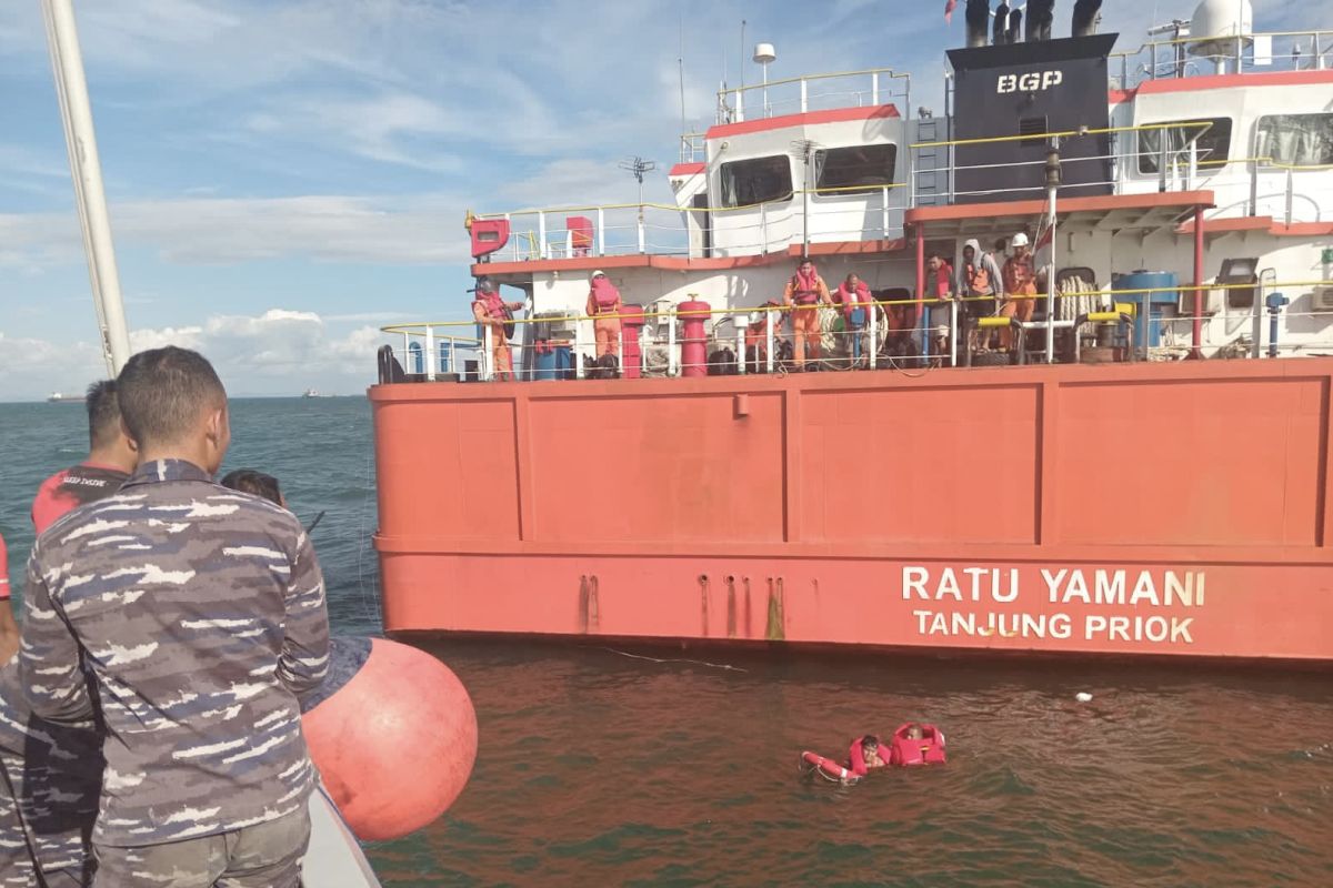 KRI Escolar 871 evakuasi ABK SPOB Ratu Yamani terbakar di Perairan Tabaneo
