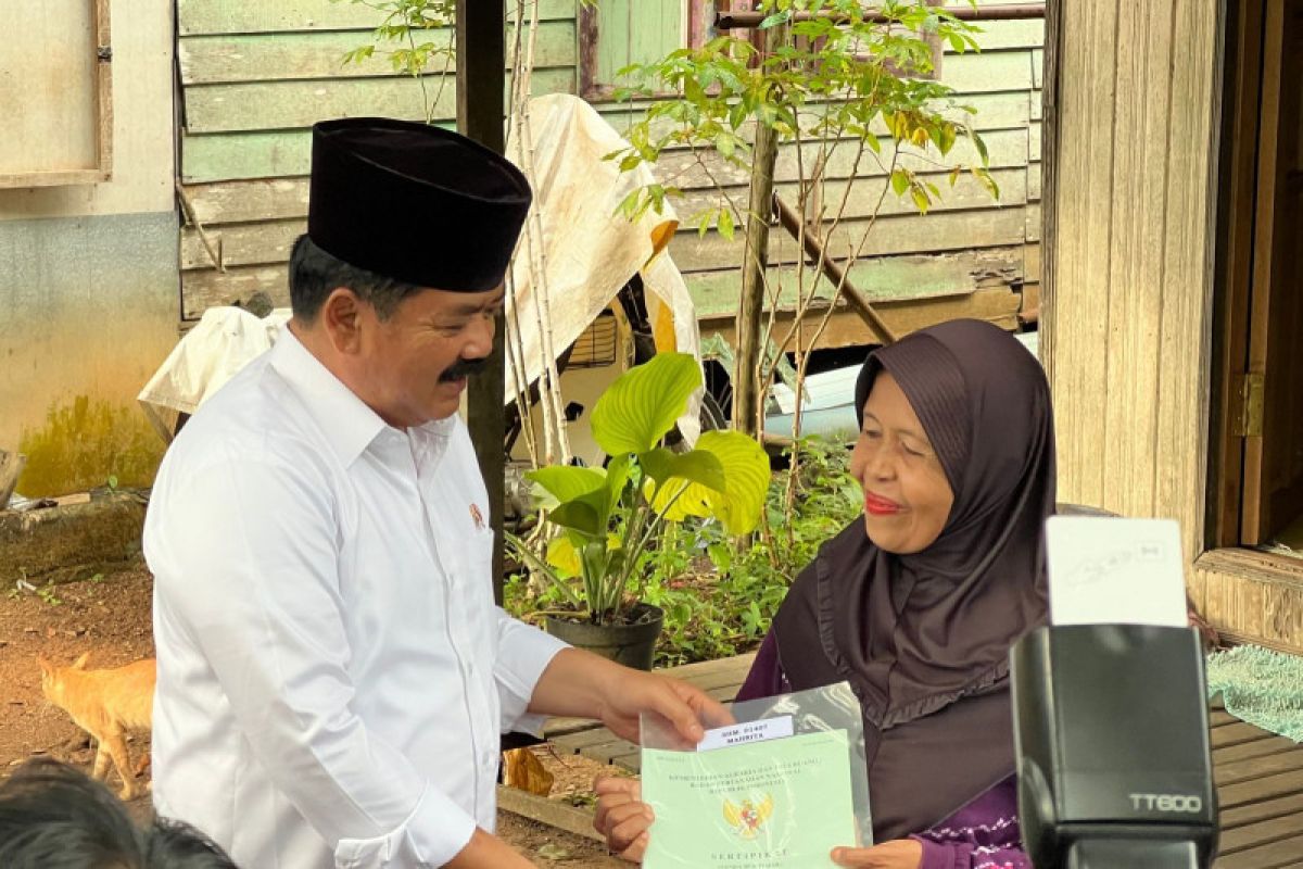 Masyarakat Kalsel terima 15 sertifikat tanah dari Menteri ATR/BPN