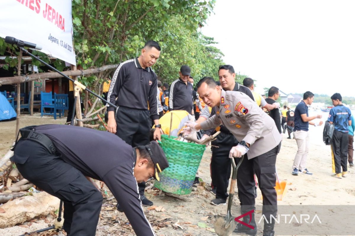 Polres Jepara kampanyekan peduli lingkungan dengan bersihkan  pantai
