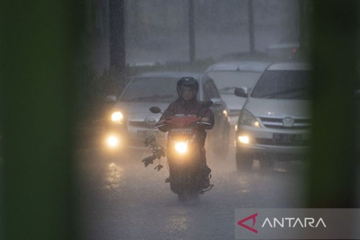 BMKG: waspadai potensi hujan lebat di sejumlah wilayah di Indonesia