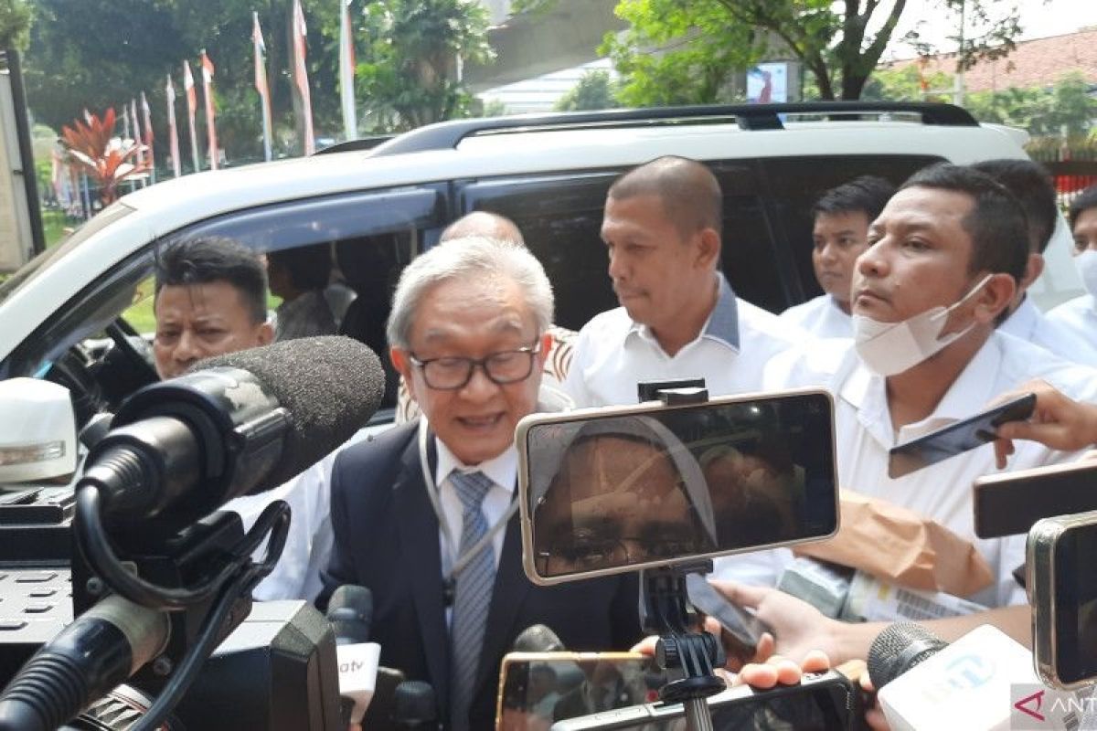 Pengacara Irwan Hermawan penuhi panggilan Kejagung  bawa  uang Rp27 miliar