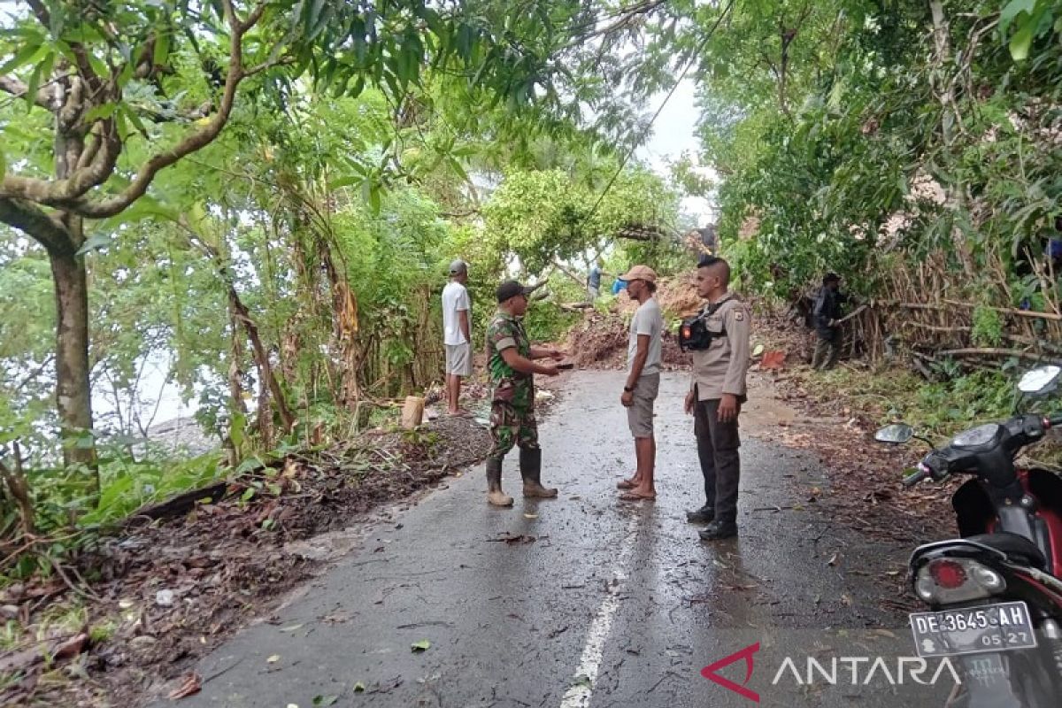 Cuaca ekstrem picu longsor dan pohon tumbang tutup jalan di  Ambon
