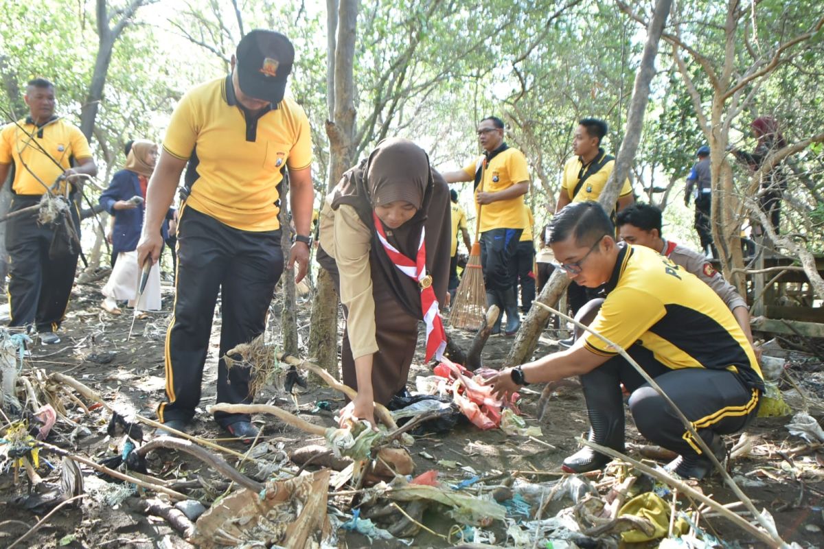 Polri/TNI bersih-bersih sampah di wisata Kampung Blekok Situbondo