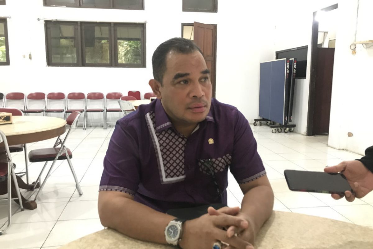 DPRD Ambon  minta Pemkot antisipasi pohon rapuh