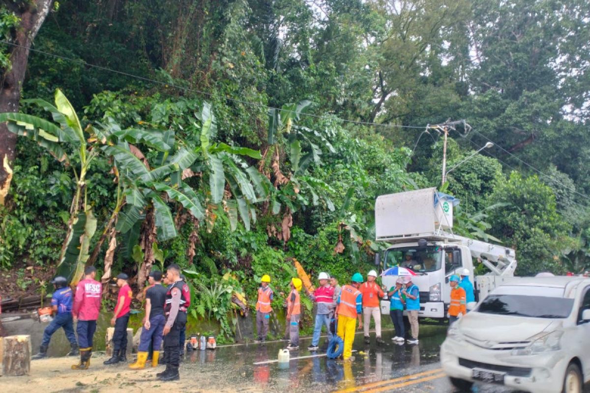 PLN UP3 Ambon  pulihkan suplai listrik akibat cuaca ekstrem