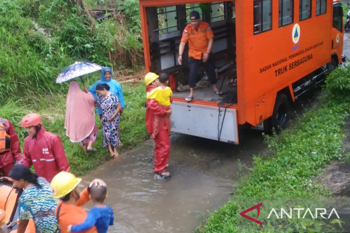 Banjir dan longsor terjang sejumlah kecamatan di Padang Pariaman